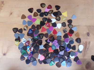 Lots of guitar picks in a pile