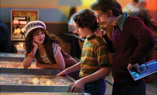 This single picture sums up the whole tone of the movie. A familly gathered around a pinball machine.